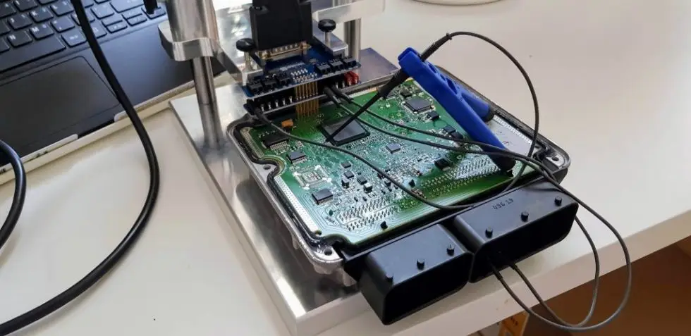 Reparación y clonación de centralitas de coches